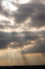 厚い雲の隙間から差し込む光