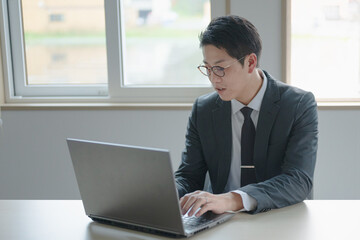 パソコンで仕事をするビジネスマン