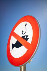 Señal de "prohibición de pesca" (prohido pescar)