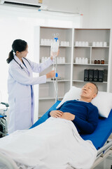 Obraz premium Doctors explaining the symptoms to a patient in a hospital or therapeutic treat client Professional medical service concept.
