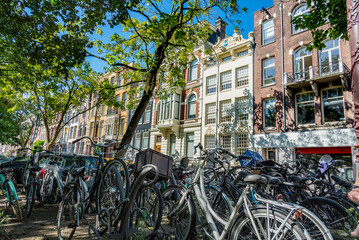 Fototapeta na wymiar Lots of bicycles on the colonial traditional building in Amsterdam