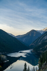 Obraz premium beautiful mountain lake in the gorge. autumn in the mountains