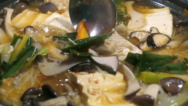 두부와 버섯 채소를 넣고 보글보글 끓인 맛있는 두부전골 한국자 클로즈업