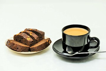plum cake, hot tea with milk, plum cake with tea, hot tea with milk