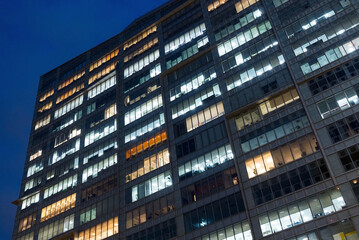Fototapeta na wymiar Business office tower at night