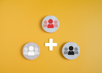 Circle board with employee icons on a yellow background shows the concept of human resource management and teamwork and coordination.