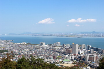 Obraz premium 長等山テラスから見下ろす琵琶湖と大津市街の風景