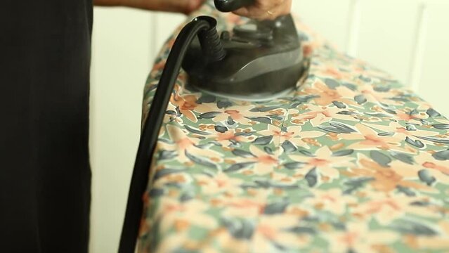 mujer planchando con el vapor a m&aacute;ximo rendimiento