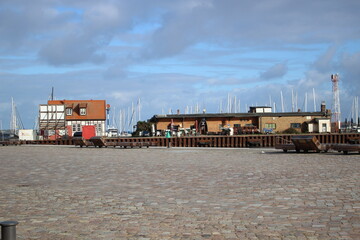Hafenanlage und alte Gebäude in Stralsund, Mecklenburg-Vorpommern - 668579717