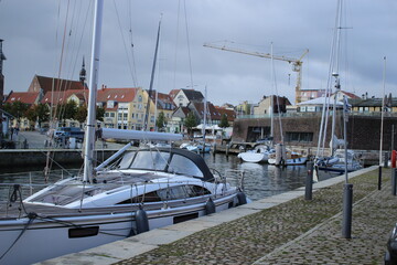 Hafen und alte Gebäude in Stralsund, Mecklenburg-Vorpommern - 668579760
