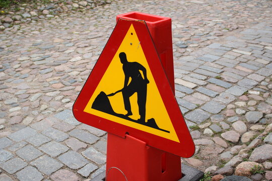 Gefahrenschild rot gelb Baustelle, Schweden