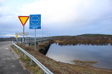Finnisch Schwedische Grenze über den Tornionjoki Karesuando / Karesuvanto in Lappland  - 668580121