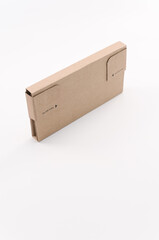 immagine primo piano di compatto packaging in cartone riciclato su una superficie bianca