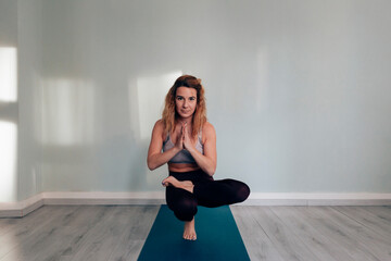 Obraz premium yogic woman practicing in yoga studio