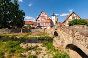 Die Johannisbrücke über die Streu und das Rathaus in Nordheim vor der Rhön, Landkreis...