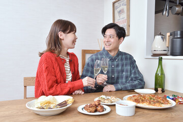 乾杯するカップル