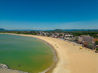 Imagem aérea da obra do píer na praia da Meaipe, depois da obra de alargamento da faixa de areia.