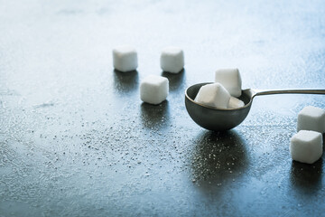 角砂糖と計量スプーン　糖質　糖分