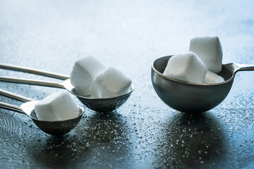 角砂糖と計量スプーン　糖質　糖分