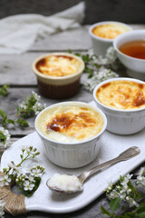 Sutlac. Traditional Turkish rice dessert. Rice pudding, four servings and tea and spring white flowers - 668701132