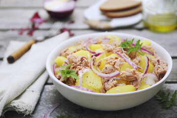 Potato salad with tuna and red onion, olive oil and parsley dressing - 668701164