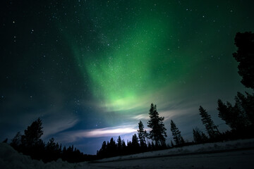 Magnifique aurore boréale dans le ciel de la laponie en suède région kiruna au delà du cercle polaire arctique