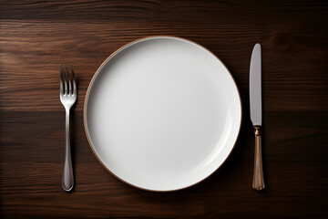 Minimalistisches Gedeck: Leerer Teller und Besteck auf neutralem Hintergrund