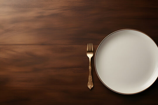 Minimalistisches Gedeck: Leerer Teller und Besteck auf neutralem Hintergrund