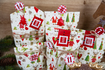 Adventskalender selber basteln zu Weihnachten mit Aufklebern oder Papiertüten als Verpackung