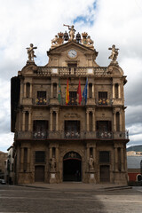 Vista del ayuntamiento de Pamplona, su fachada y su balcón, donde se lanza el chupinazo de las fiestas de San Fermin con las banderas oficiales.