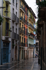 Vista de las casas tipicas de pamplona en la calle de la dormitalería del casco antiguo, navarra, españa.
