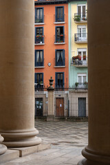Vista de una calle típica de Pamplona desde la entrada con columnas de la catedral, navarra, españa. - obrazy, fototapety, plakaty