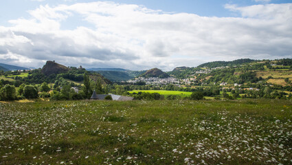 Fototapeta na wymiar À gauche le Rocher de Bredons et au centre le Rocher de Bonnevie deant Murat, Cantal, Auvergne, France