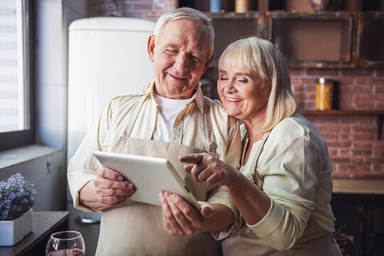 Old couple in the kitchen