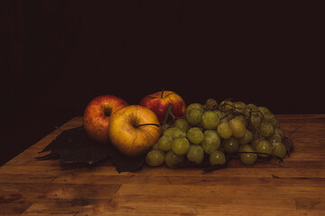 Set castagne vino uva mele e mele sul tavola  autunno