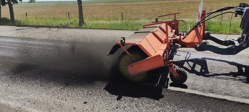 Czyszczenie nawierzchni bitumicznej.