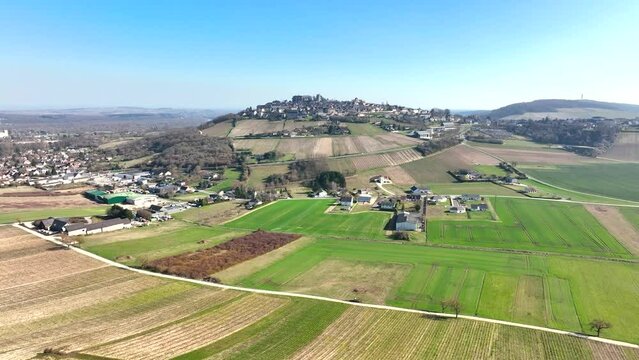 Vue a&eacute;rienne de Sancerre, ses coteaux, ses collines et ses vignes.	