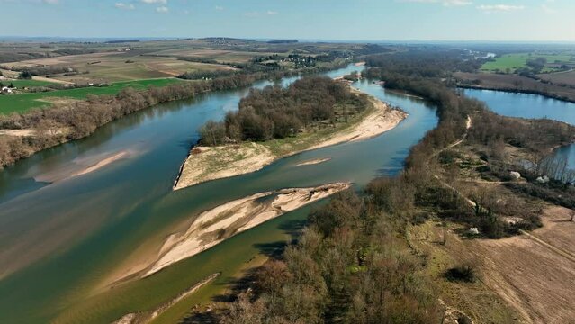 La Loire avec ses bancs de sable blanc et ses rivages. Vue a&eacute;rienne.	