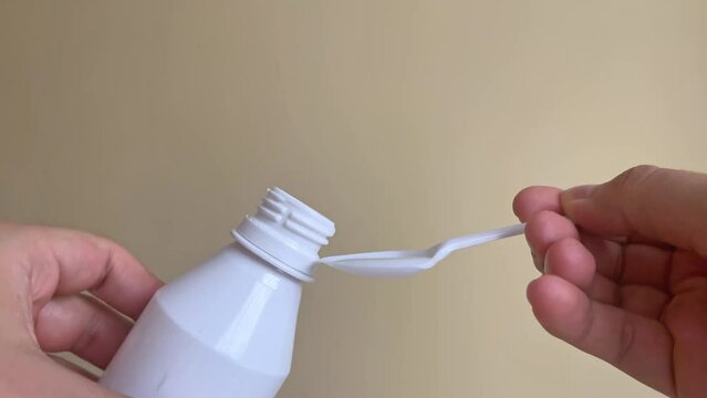  jarabe medicinal vertido en una cucharilla 