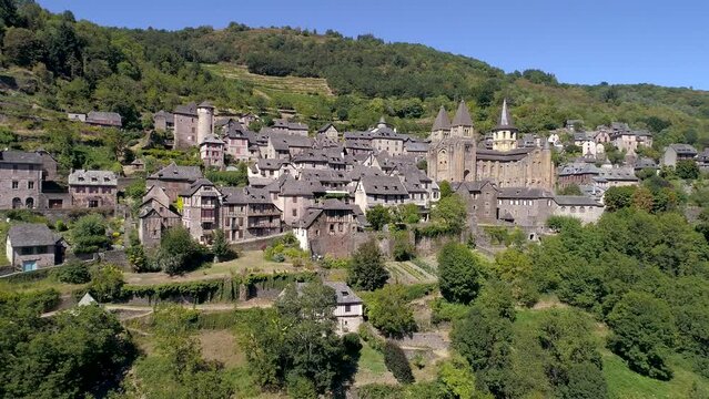 Village de Conques et son abbatiale Ste-Foy, Aveyron, France. Images a&eacute;riennes	
