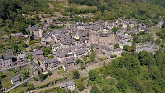 Village de Conques et son abbatiale Ste-Foy, Aveyron, France. Images a&eacute;riennes	
