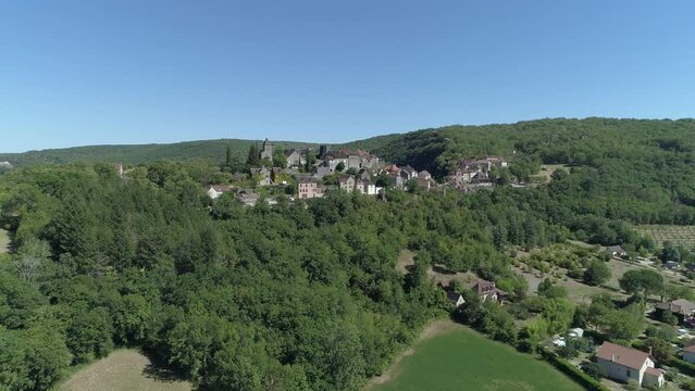 Village de Conques et son abbatiale Ste-Foy, Aveyron, France. Images a&eacute;riennes	

