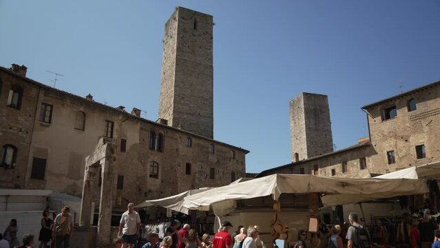 View of weekly market in Piazza della Cisterna in San Gimignano, San Gimignano, Province of Siena, Tuscany, Italy