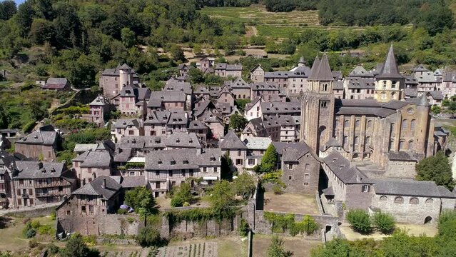 Village de Conques et son abbatiale Ste-Foy, Aveyron, France. Images a&eacute;riennes	
