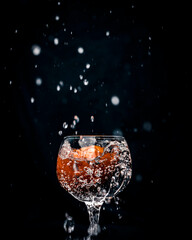 Laranja no copo com água