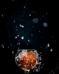 Laranja no copo com água