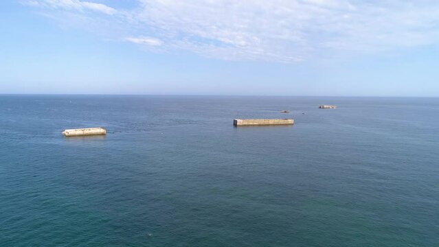 Arromanches, Normandie. Les caissons Phoenix du d&eacute;barquement du 6 juin 1944 en Normandie. Port artificiel.