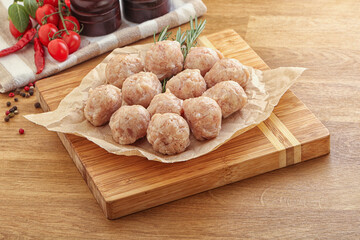 Raw chicken meatballs for cooking