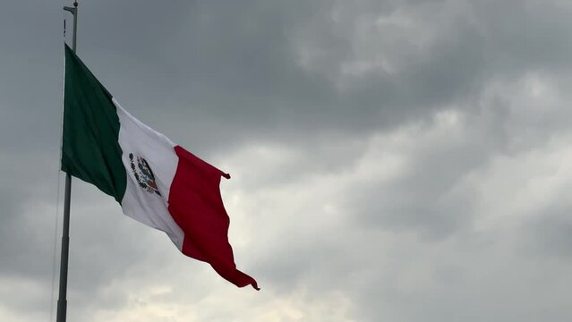 bandera de M&eacute;xico en el zocalo de la CDMX