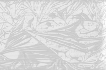 Plástico molhado e úmido em um fundo branco com alta resolução.